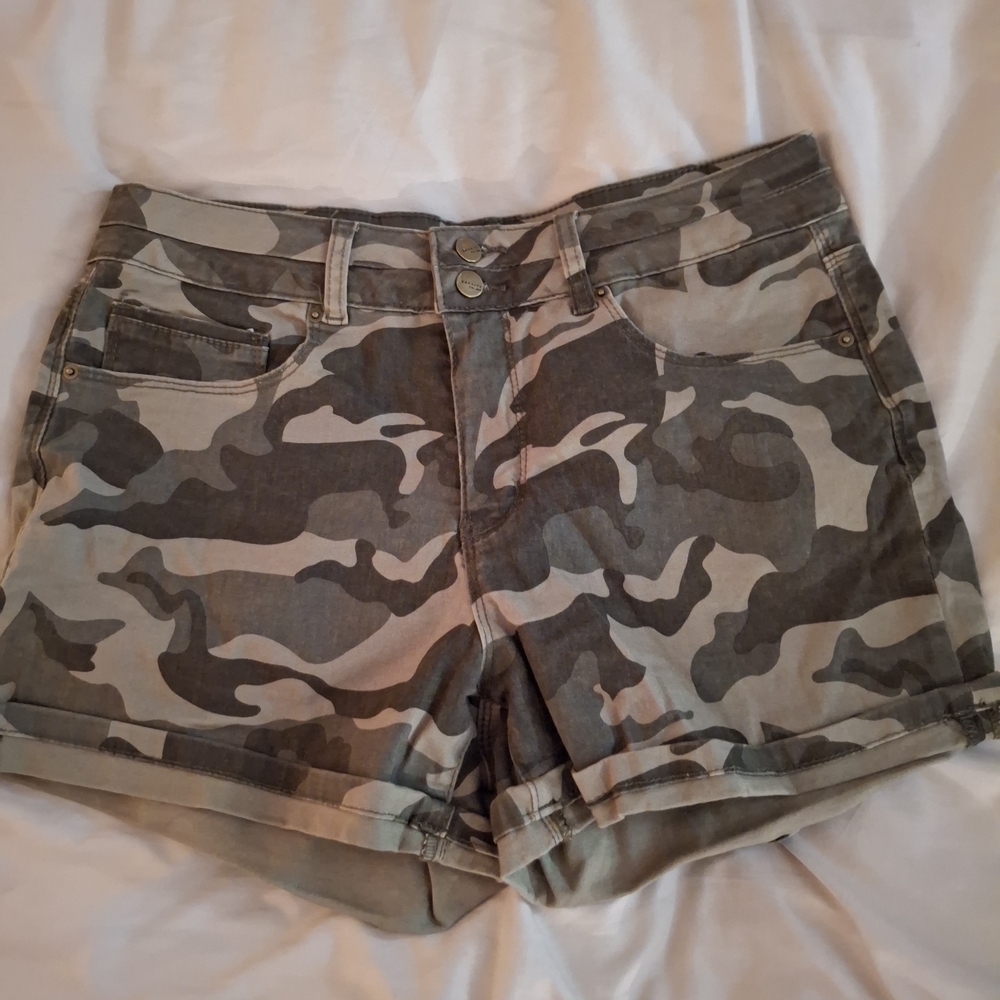 Royalty Collection Green and Brown Camo Cargo Shorts Durable Design - Picture 3 of 6